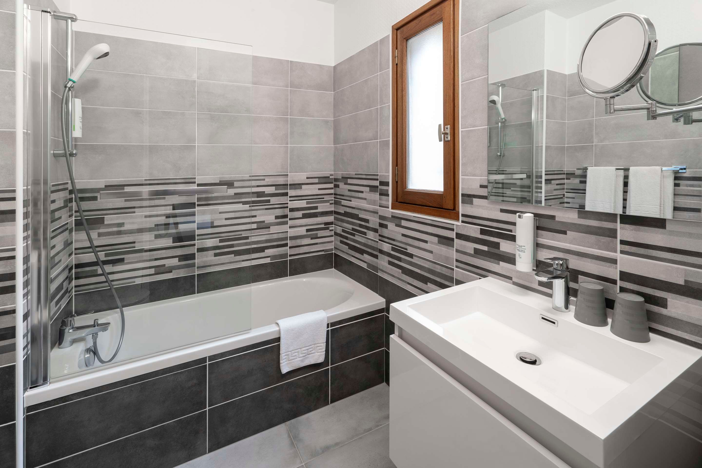 Sure Hotel by Best Western Saintes thumbnail 3