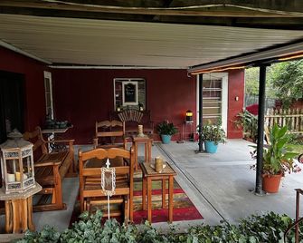 Delightful Patio Apt W/Private Entry In South Kc - קנזס סיטי - פטיו