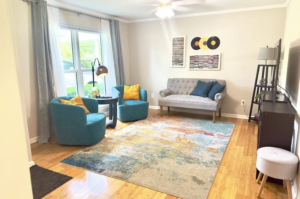 Lovely 2-bedroom house with AC in charming Southside Savannah - Savannah - Stue