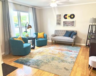 Lovely 2-bedroom house with AC in charming Southside Savannah - Savannah - Sala de estar