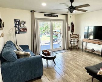 Camp Manatee-waterfront - Crystal River - Wohnzimmer