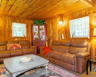 Cozy Bourbon Country Cabin With Hot Tub And Fire Pit On Brashears Creek - Taylorsville - Living room
