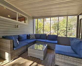 Gorgeous 2BR Home with Backyard - Atlanta - Living room