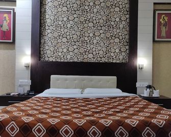 Hotel Premier - Jammu - Schlafzimmer