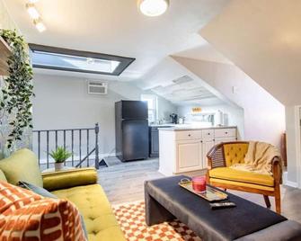 The Roxy: Short/Long Term Stay | Park Off-St Free - Pittsburgh - Living room