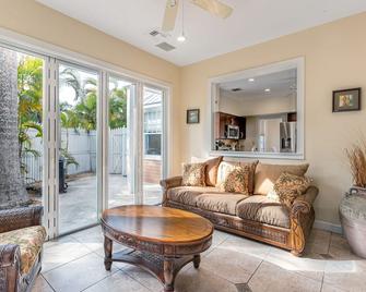 The Southernmost Comfort House - Key West - Living room