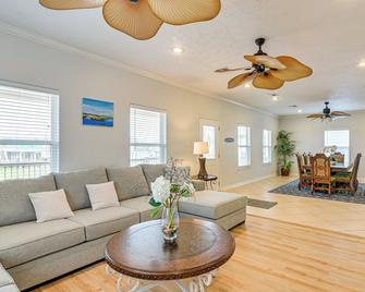 Walk to Shore Crystal Beach Family Home with Deck! - Crystal Beach - Living room