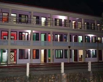 New Pine Hotel - Kausani - Building