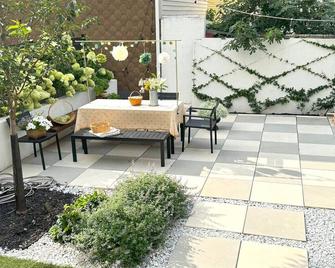 Designer cozy 1 private bedroom w full bath & yard 20 min to nyc - Harrison - Patio