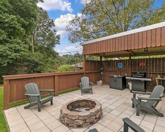 'The Lodge'- Apt W/Loft Bedroom, Walnut Bar, Quiet Setting, Covered Parking - Enterprise - Terasa