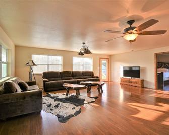 Riverview House, Upper Unit, 1br/1ba, Sleeps 4, Two Balconies, Big Living Room - Ingram - Sala de estar