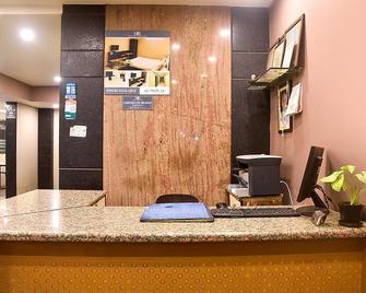 Oyo 28796 Hotel Rajhans - Bhopal - Front desk