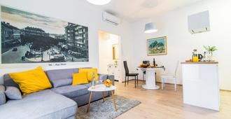 Polai Center Apartments - Pula - Living room