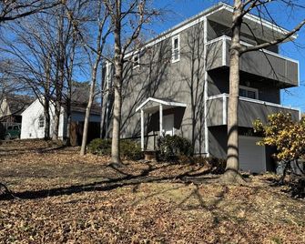 Private Parking, Pet Friendly, Quite Neighborhood close to Emporia State. - Emporia - Byggnad