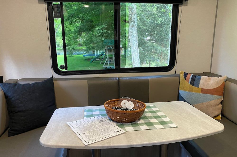 Charming River Front Camper Rv With Ac By Lackawaxen River - Hawley - Jídelna