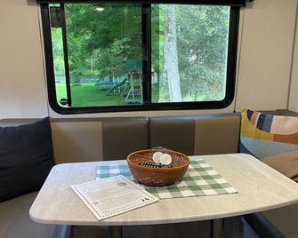 Charming River Front Camper Rv With Ac By Lackawaxen River - Hawley - Eetruimte