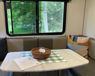 Charming River Front Camper Rv With Ac By Lackawaxen River - Hawley - Jídelna