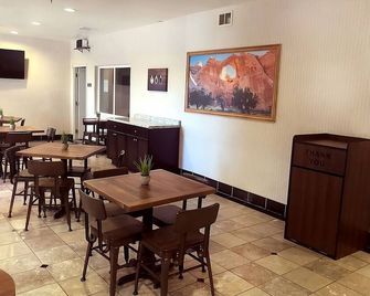 4 Units Near Navajo Nation/Window Rock! Comes with Free Breakfast & Parking! - Saint Michaels - Restaurante