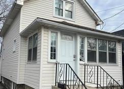 Cozy 3 Bedroom Downtown Hideaway Cottage Minutes From The Falls - Niagara Falls - Edifício