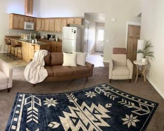 JSW Away Stay featuring 1 King size bed, 2 queen size beds, and 2 baths - La Grande - Wohnzimmer