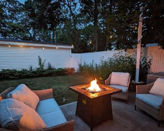 Beautifully decorated1BR Apartment - Full Kitchen, Private Backyard & Fire Pit! - Islip Terrace - Patio