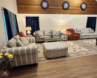 Sea Resort and Single Family Home, Six minutes to Sea Isle City Beach! - Ocean View - Sala de estar