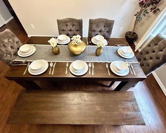 Uniq Farmhouse - Grand Prairie - Dining room