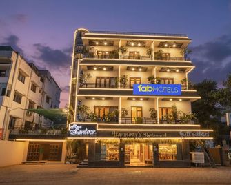 Fabhotel Santoor - Geeta Bhawan Square - Indore - Building