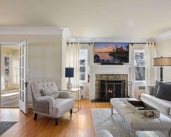Cozy Cottage/Porch/Firepit Only 15min From Dt Mpls - Wayzata - Living room
