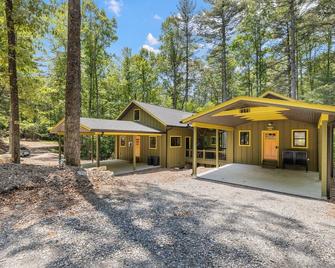 Electric, Water, & Wifi- Sleeps 4 - Mills River - Building