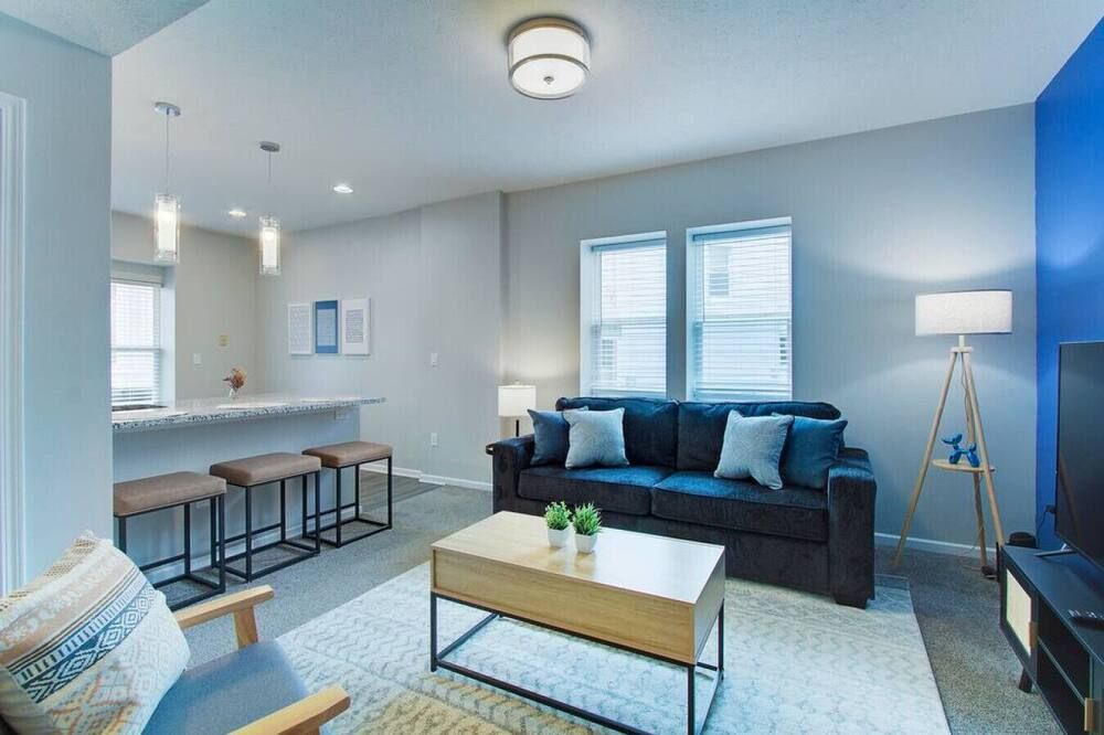 Upscale Little Italy Two Bedroom w/ Private Drive - קליבלנד - סלון