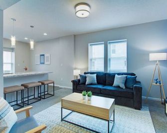 Upscale Little Italy Two Bedroom w/ Private Drive - קליבלנד - סלון