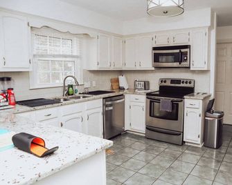 Spacious home in peaceful neighborhood - Jamestown - Cocina