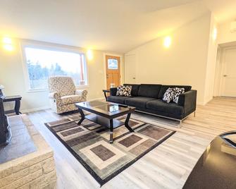 Cute Edmonds Bowl Cottage - Edmonds - Living room