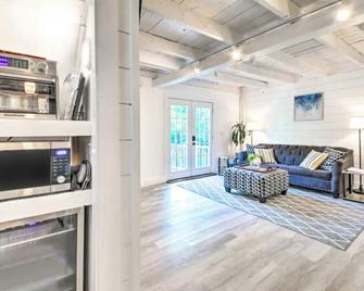 'Serene 1 Bedroom with River View, Gardens, and Private Amenities, Near Town' - Bath - Wohnzimmer