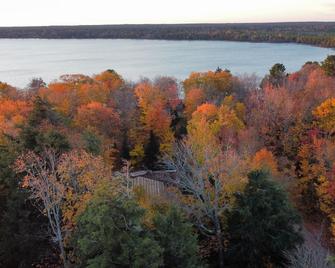 Lake Front Cabin Located On Muskallonge Lake - Newberry - Vista del exterior