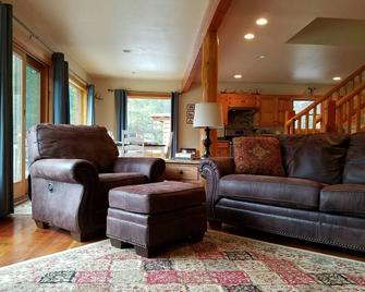 Family Home just 7 Miles From Glacier National Park - Coram - Sala de estar