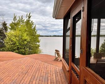 3 Bedroom Waterfront bungalow on the banks of the Miramichi River - Miramichi - Balcony