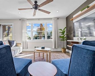 Quiet and Cozy with Outdoor Space - Duncan - Wohnzimmer