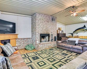 Riverfront Fishing Home in Columbus with Grill - Columbus - Living room