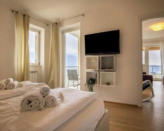 Apartment 'Residence La Villa Diamante' with Lake View, Pool & Wi-Fi - Tignale - Schlafzimmer