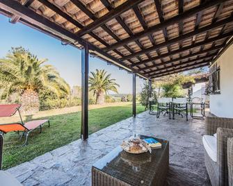 Villa Athena by halu! Sani Villas - Sane - Pátio