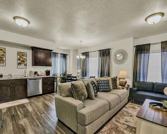 Private Luxury Apt Fast Wifi 4k Hdtv Hill Afb - Clearfield - Living room