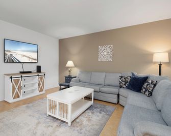 Quail Hollow B3-1TH by Distinctive Beach Rentals - St. Augustine - Living room