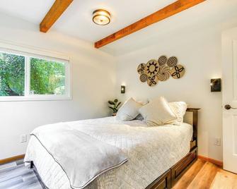 Riverfront Sandy Retreat, Fish and Kayak On-Site - Sandy - Bedroom