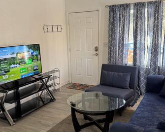 Cozy 2BD House unit 1 Med district - Wasilla - Living room