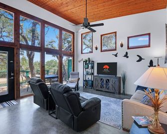 Breathtaking Views and Hot Tub - Charming Hill Country Retreat - Wimberley - Soggiorno