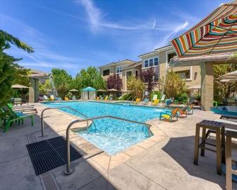 New Trendy 1BR Apartment with Heated Pool Gym & Minigolf - Reno - Pool