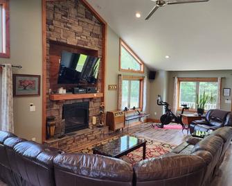 Spacious 5-bedroom Retreat on 6 acres w/pond - 10 Min to Frankenmuth - Birch Run - Вітальня