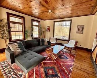 Cozy Historic home in Brattleboro - Brattleboro - Obývací pokoj